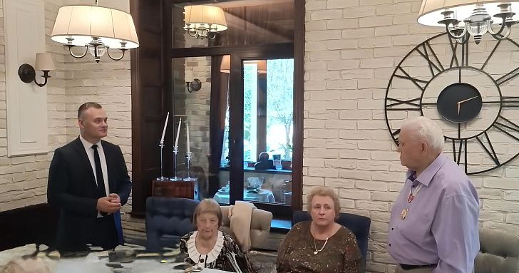 Евгений Кареликов поздравил с 90-летним юбилеем ветерана Великой Отечественной войны Алексея Ивановича Цегулева.