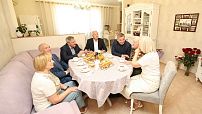 Ветеран Великой Отечественной войны Евгений Рогов принимает поздравления со 100-летним юбилеем