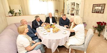Ветеран Великой Отечественной войны Евгений Рогов принимает поздравления со 100-летним юбилеем