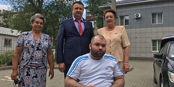 Депутаты фракции КПРФ Волгоградской облдумы оказали гуманитарную помощь пациенту реабилитационного центра