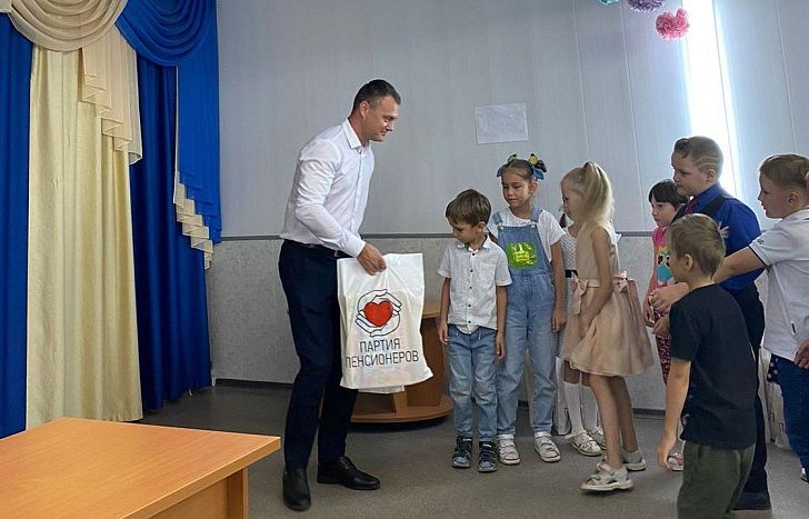 Евгений Кареликов поздравил детей с Днем знаний