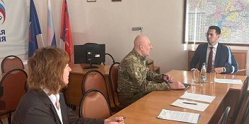 Иван Самохин провел прием граждан в Котельниковском районе