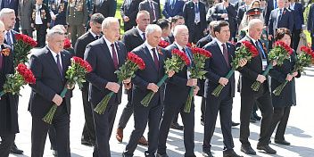 Вечный огонь торжественно зажгли на Аллее Героев в Волгограде