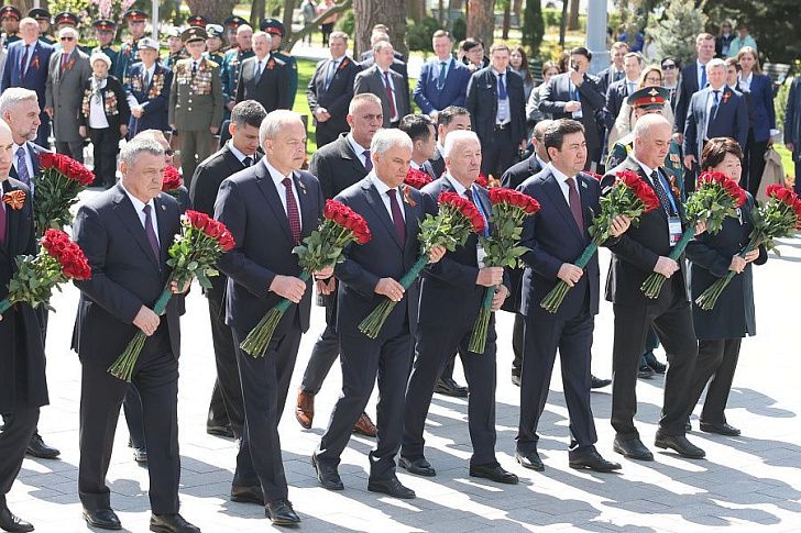 Вечный огонь торжественно зажгли на Аллее Героев в Волгограде
