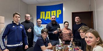 Молодежная организация ЛДПР изготовила окопные свечи для отправки на СВО 