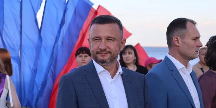 Поздравление первого заместителя председателя Волгоградской областной Думы, руководителя фракции «Единая Россия» в Волгоградской областной Думе Михаила Струка с последним звонком