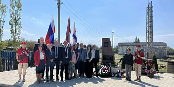 В посёлке Великий Октябрь торжественно открыли обновлённую братскую могилу воинов Сталинградской битвы