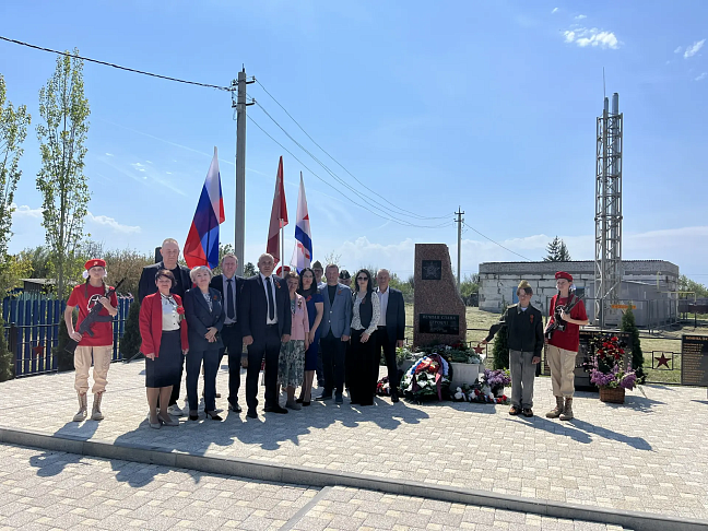 В посёлке Великий Октябрь торжественно открыли обновлённую братскую могилу воинов Сталинградской битвы