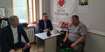 В городе Камышин Волгоградской области продолжает свою работу общественная приемная руководителя фракции Партии пенсионеров регионального парламента Евгения Кареликова