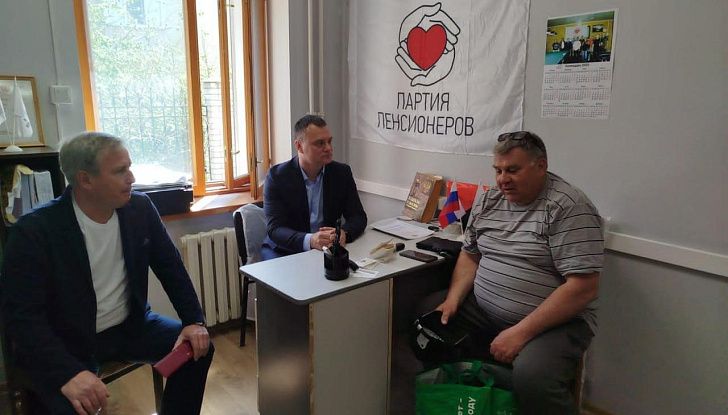 В городе Камышин Волгоградской области продолжает свою работу общественная приемная руководителя фракции Партии пенсионеров регионального парламента Евгения Кареликова