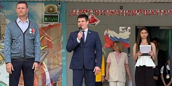 Александр Нелепин поздравил выпускников с последним звонком