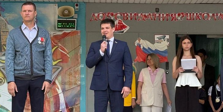 Александр Нелепин поздравил выпускников с последним звонком