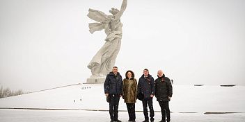 Депутаты фракции КПРФ Волгоградской областной Думы отметили 107-ю годовщину создания Красной армии