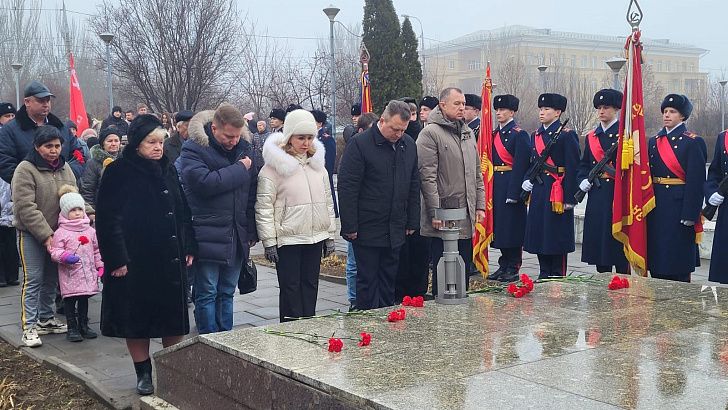 Депутаты облдумы приняли участие в   мероприятии в честь Сталинградской Победы