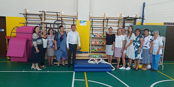 Руководитель фракции «Единая Россия» в Волгоградской облдуме поздравил детей Ленинского района с началом нового учебного года