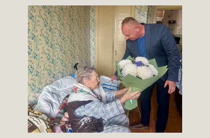 Дмитрий Григоров поздравил труженика тыла Антонову Валентину Васильевну с ее юбилеем – 100-летием