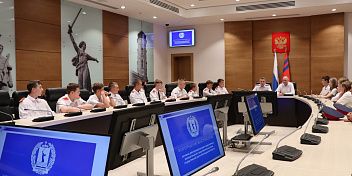 В Волгоградской облдуме прошла экскурсия для учащихся казачьих кадетских классов региона