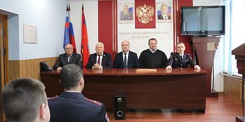 Председатель комитета Волгоградской областной Думы по аграрной политике и биологической защите Александр Шевченко поздравил работников полиции