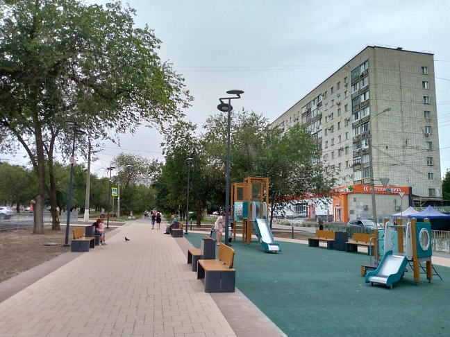 Второй этап благоустройства сквера на проспекте Металлургов близится к завершению