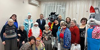 Евгений Кареликов поздравил детей, пожилых людей и людей с ограниченными возможностями с наступающим Новым годом и Рождеством