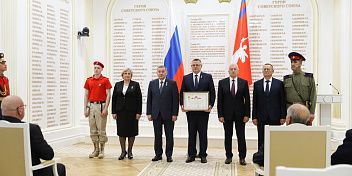«Рубеж Сталинградской доблести»: Андрей Бочаров вручил грамоты о присвоении звания еще двум муниципалитетам