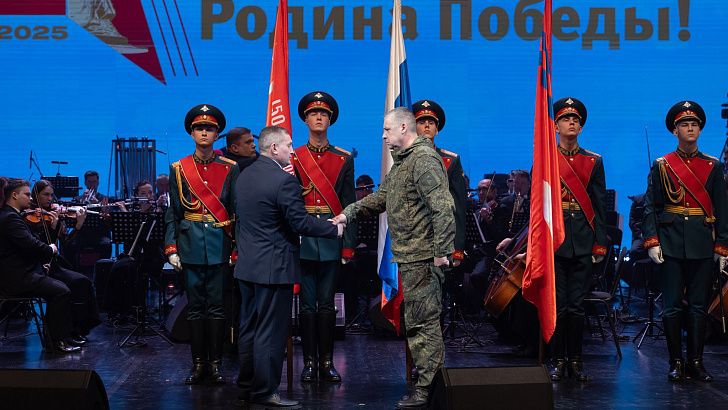 Андрей Бочаров в день Сталинградской Победы вручил награды участникам СВО