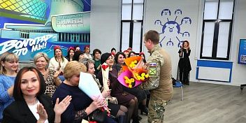 В преддверии 8 марта  Игорь Романов поздравил женщин Тракторозаводского района