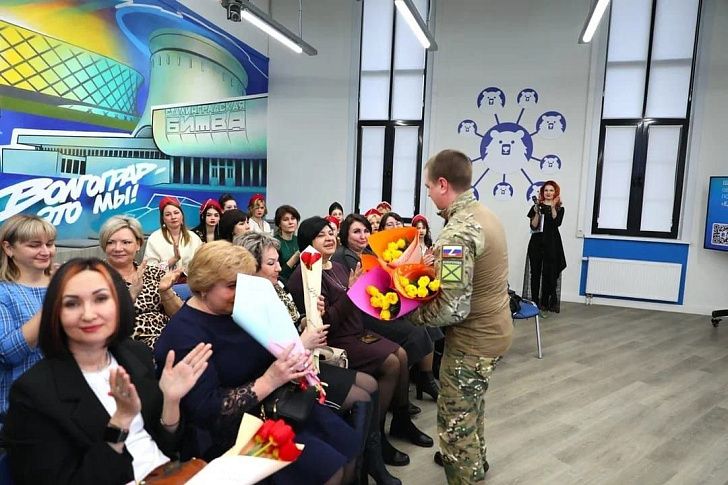 В преддверии 8 марта  Игорь Романов поздравил женщин Тракторозаводского района