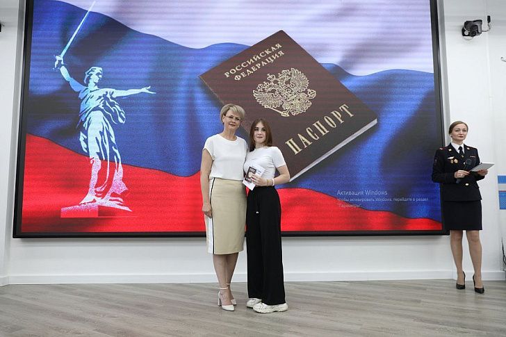 В Волгограде вручили паспорта детям участников СВО