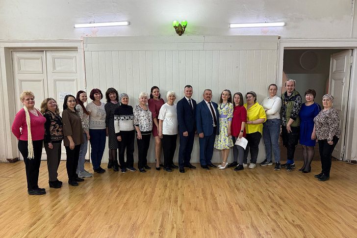 Евгений Кареликов поздравил работников культуры с профессиональным праздником